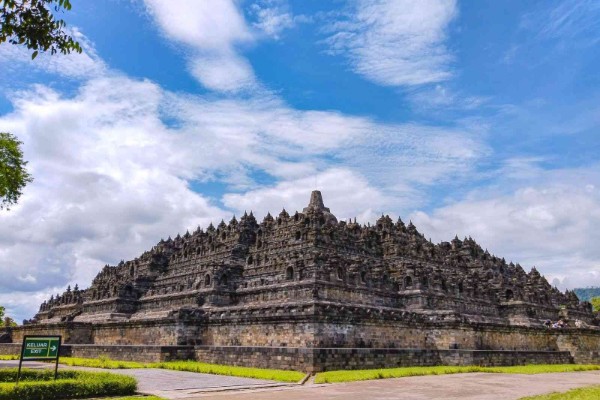Candi Borobudur - Naik Candi
